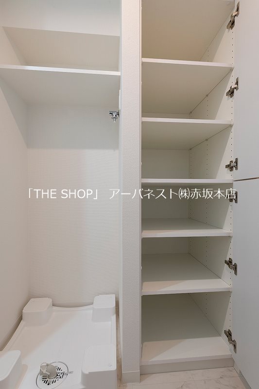 その他　洗濯機置き場。りねん棚もついてます。