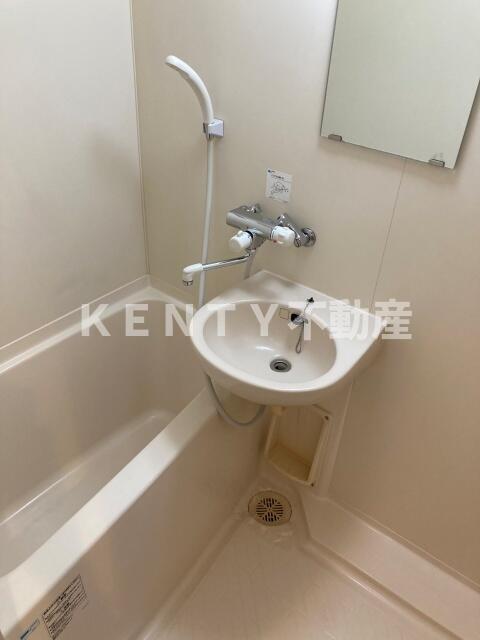 バス・シャワールーム　コンパクトで使いやすいお風呂です