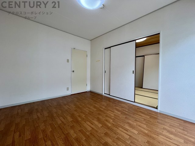 居室・リビング　床色が落ち着いた色合いで、とてもきれいです。