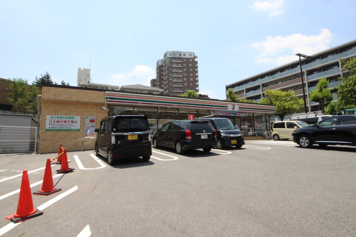 コンビニ　セブンイレブン（コンビニ）まで220m