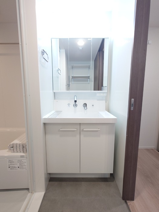 洗面設備　3面鏡キャビネット付洗面台