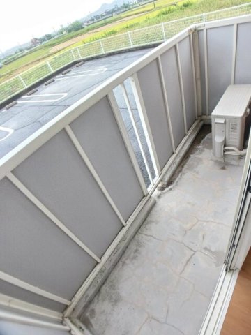 バルコニー　開放的で明るい空間を演出してくれるバルコニーです