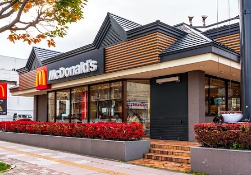 飲食店　マクドナルド平岸店（飲食店）まで651m