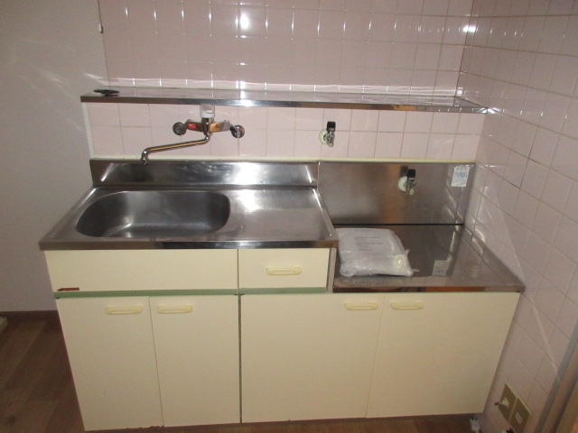 キッチン　嬉しい温水洗浄便座付きです。