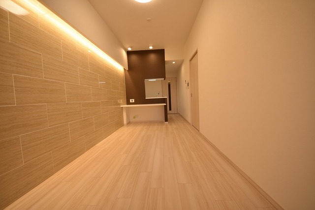 居室・リビング　奇数階はフローリング・建具・キッチン面材がダークブラウンにな