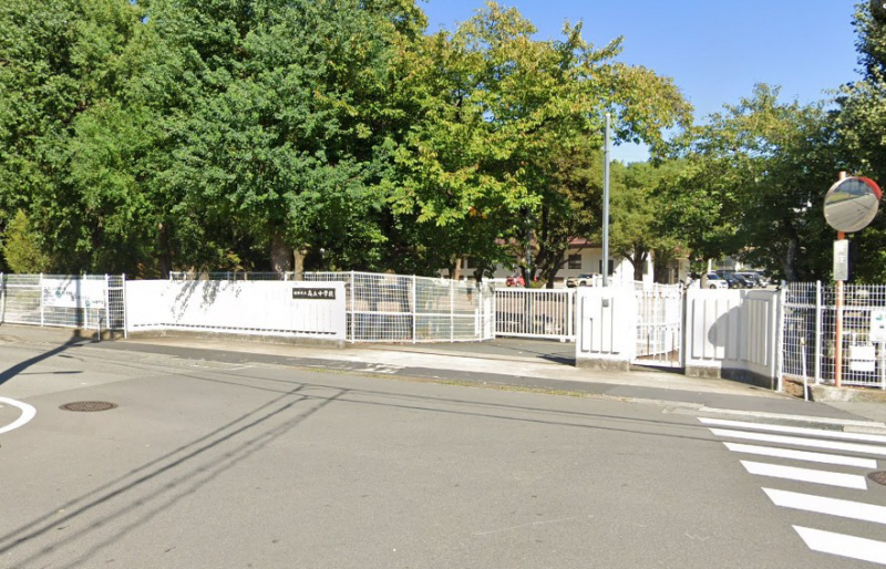 中学校　高丘中学校（中学校）まで1105m