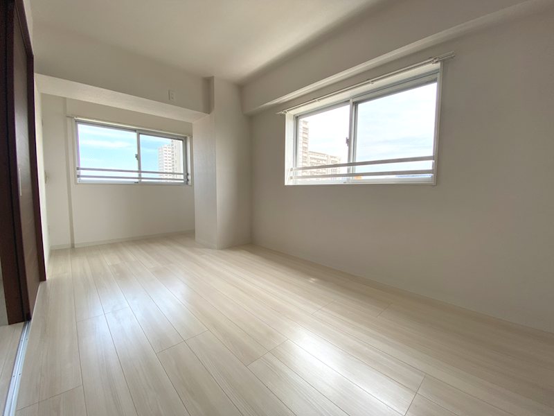 その他部屋・スペース　二面採光の明るい洋室（同タイプ別階のお部屋です）
