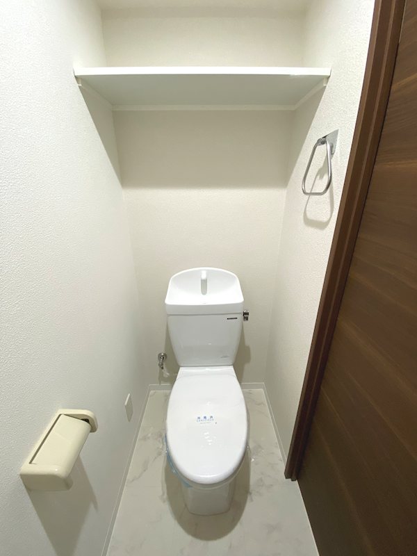 トイレ　便利な棚付き（同タイプ別階別階のお部屋です）
