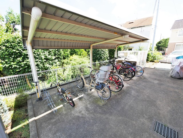 エントランス　★敷地内に屋根付きの駐輪場があります★