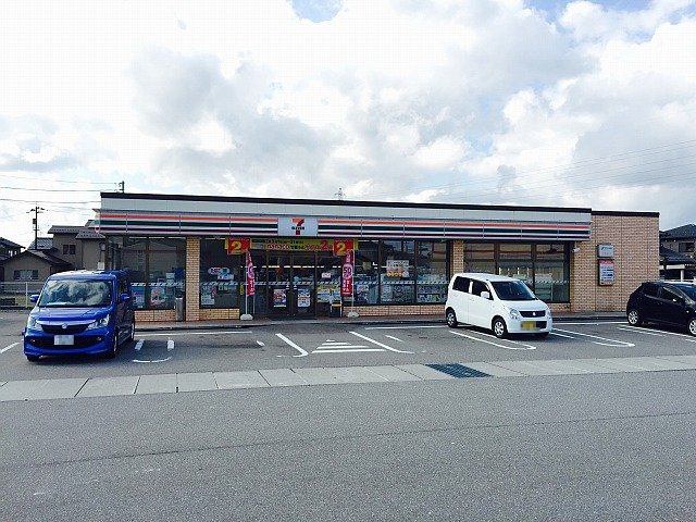 コンビニ　セブンイレブン 高岡戸出狼店（コンビニ）まで300m