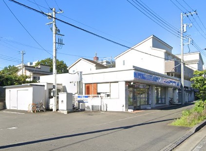 コンビニ　ローソン平塚真田店（コンビニ）まで296m