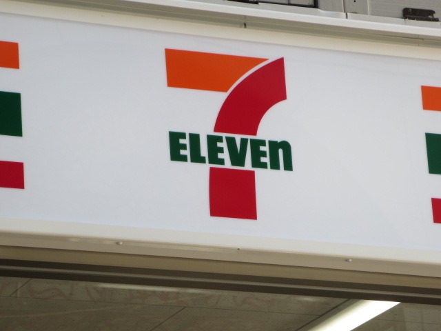 コンビニ　セブンイレブン（コンビニ）まで340m