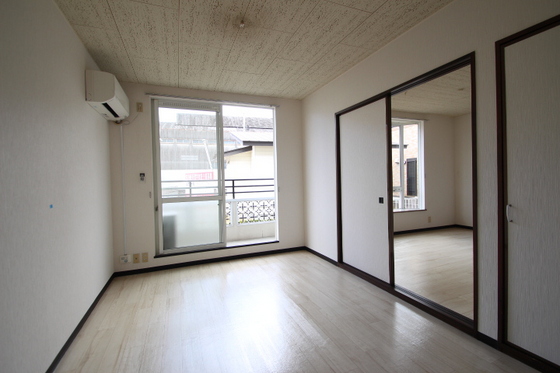 居室・リビング　※他号室の写真です