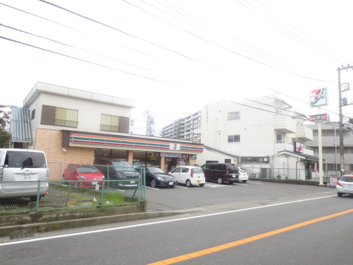 コンビニ　セブンイレブン（コンビニ）まで324m