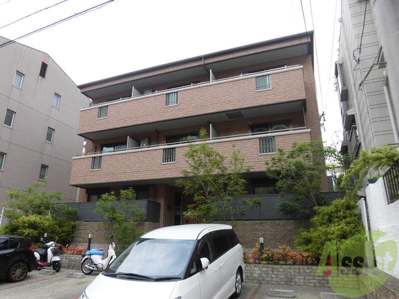 建物外観　緑が目に優しいですね。