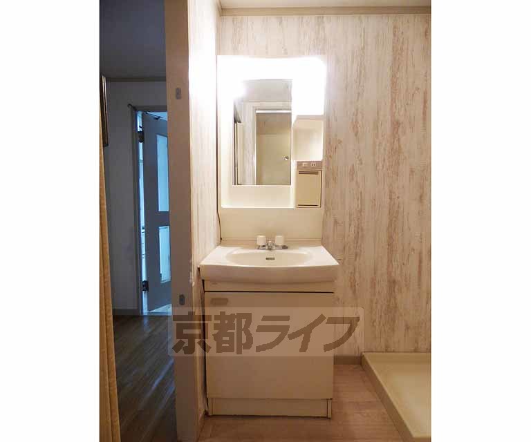 洗面設備　綺麗な洗面台です。