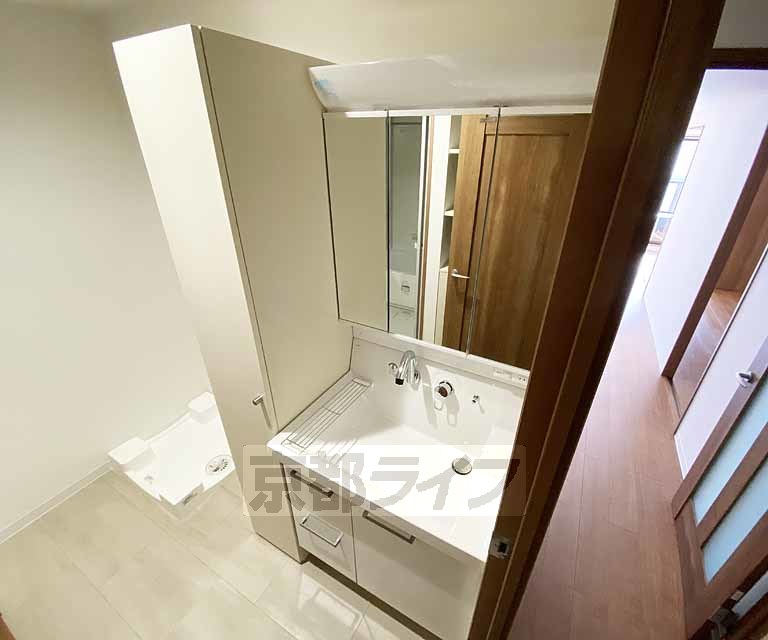 洗面設備　収納性の高い洗面所です。