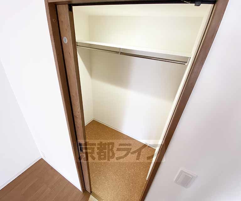 収納　照明付きの収納スペースです。