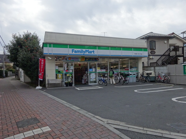 コンビニ　ファミリーマート 杉並堀ノ内三丁目店（コンビニ）まで136m