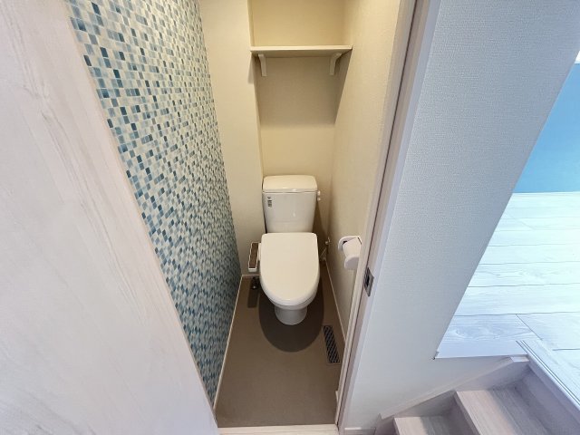 トイレ　落ち着いた色調のトイレです