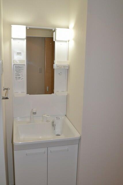 洗面設備　シャワー付きの独立洗面台です♪
