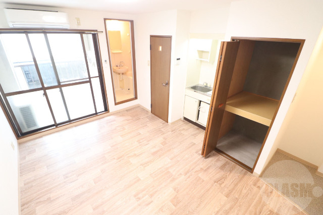 居室・リビング　７．５帖の洋室です