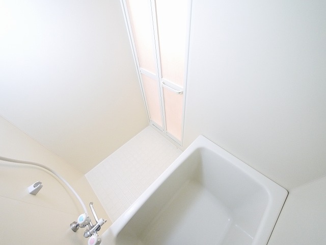 バス・シャワールーム　コンパクトで使いやすいお風呂です