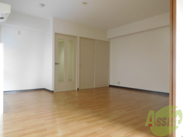 居室・リビング　ゆったりとしたリビングです。テーブルにソファーも置けますね