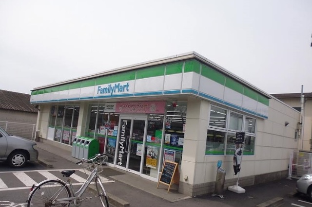 コンビニ　ファミリーマート（コンビニ）まで600m