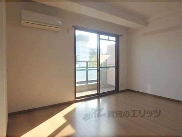 居室・リビング　窓が大きく明るいです。