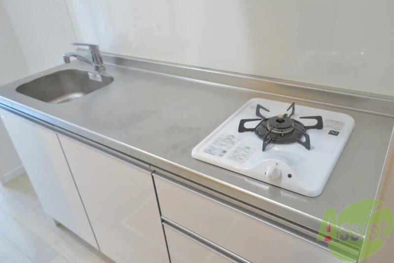 キッチン　コンロがついて、ガスコンロ買わなくてもいいですね。