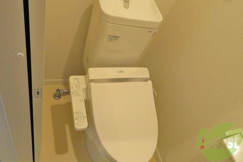 トイレ　温水洗浄付きで一年中快適に過ごせますね。