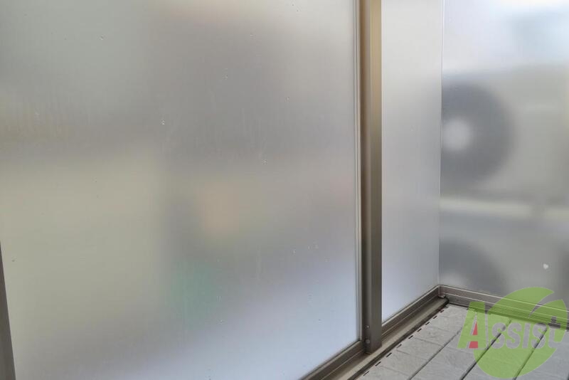 バルコニー　くもりガラスで洗濯物も気にせず干せます。