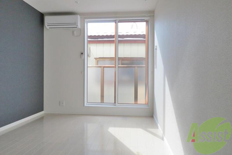 居室・リビング　明るいお部屋で、日が当たって気持ちいいですね。