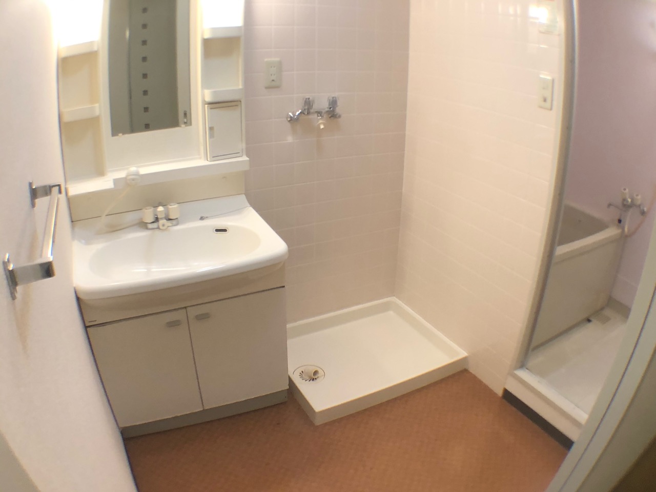 洗面設備　洗面所内に室内洗濯機置場ついてます！