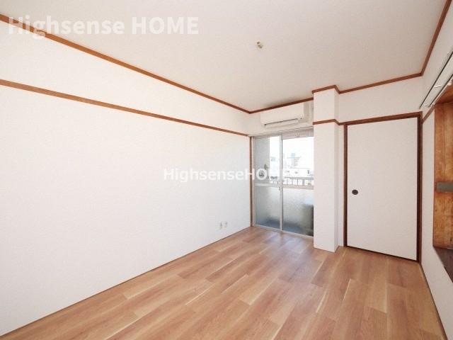 居室・リビング　落ち着いた色調の洋室です