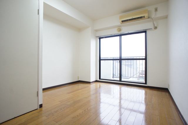 居室・リビング　室内は木の温もりが優しいフローリングです♪