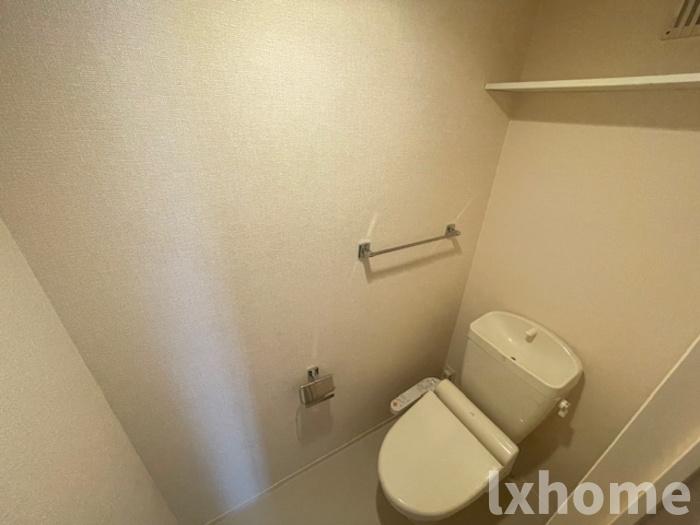 トイレ　落ち着いた色調のトイレです