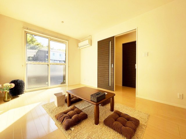 居室・リビング　こちらの居間で趣味の時間をお楽しみください