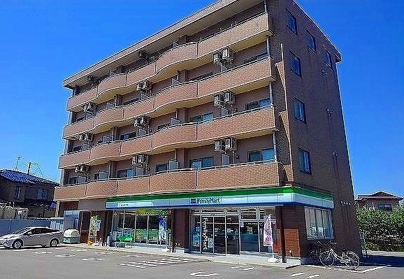 コンビニ　ファミリーマート茨島四丁目店（コンビニ）まで465m