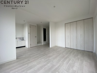 居室・リビング　床色が明るい色合いで、とてもきれいです。