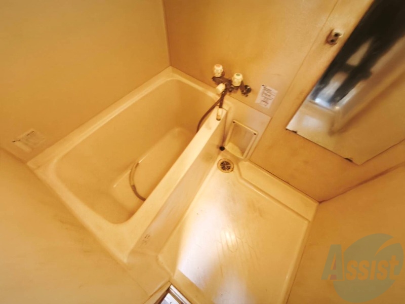 バス・シャワールーム　バスルームは狭すぎず、シャワーも浴びやすそうです。