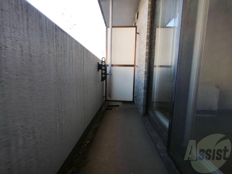 バルコニー　バルコニー。洗濯物がはかどりそうな広さがありますよ。