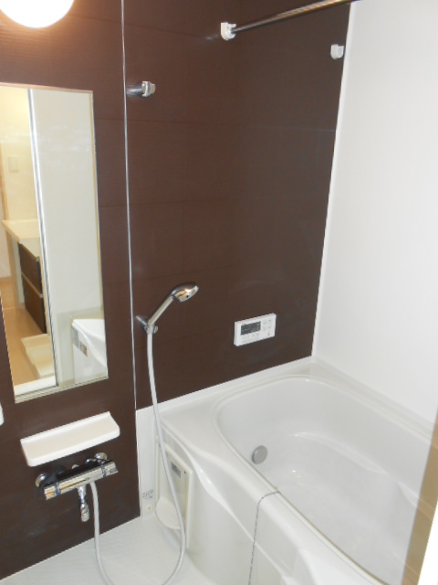 バス・シャワールーム　追焚機能付浴槽・浴室乾燥機完備