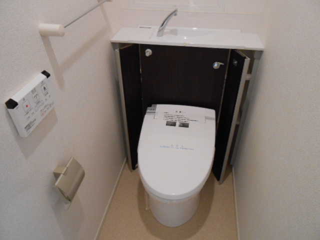 トイレ　温水洗浄便座完備・小物収納棚有り
