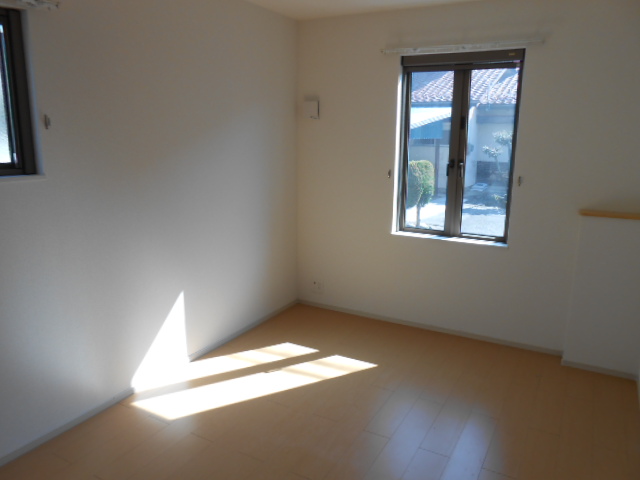 その他部屋・スペース　南面寝室（洋室・５．９畳）・西面に換気採光窓有り