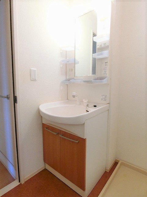 洗面設備　写真は同建物の別部屋を参考に掲載しております。