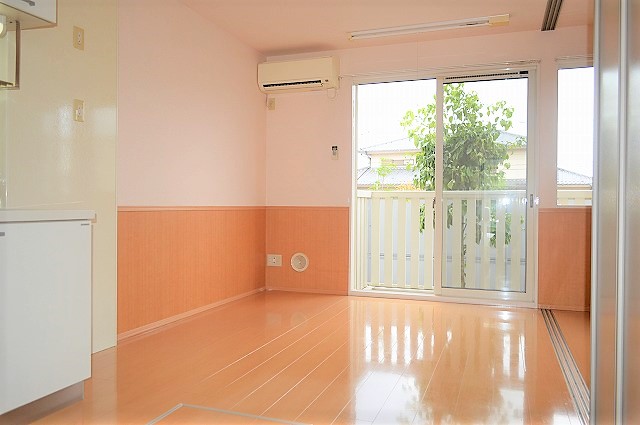 居室・リビング　写真は同建物の別部屋を参考に掲載しております。