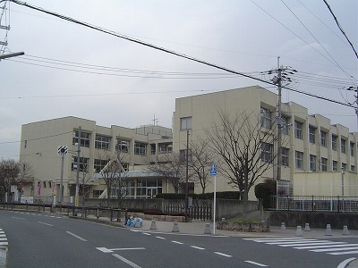 小学校　城陽市立寺田南小学校（小学校）まで885m