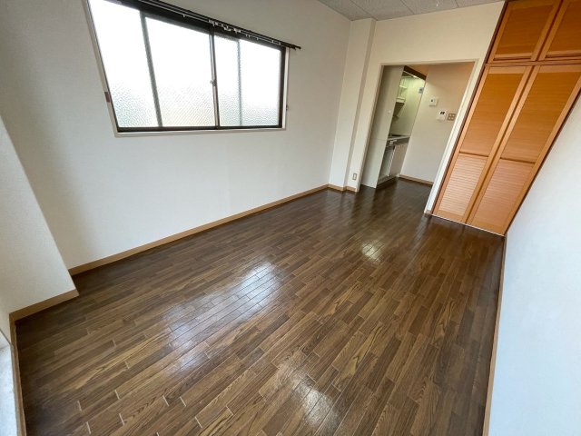 居室・リビング　床色が落ち着いた色合いで綺麗です♪